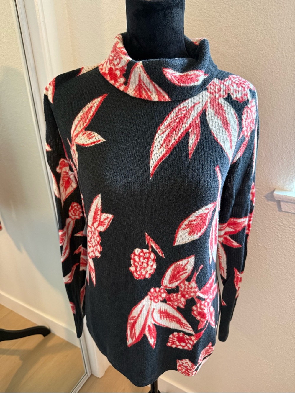 🌺 NIC+ZOE Floral Knit Sweater – Relaxed Turtleneck – Black Red – Size M